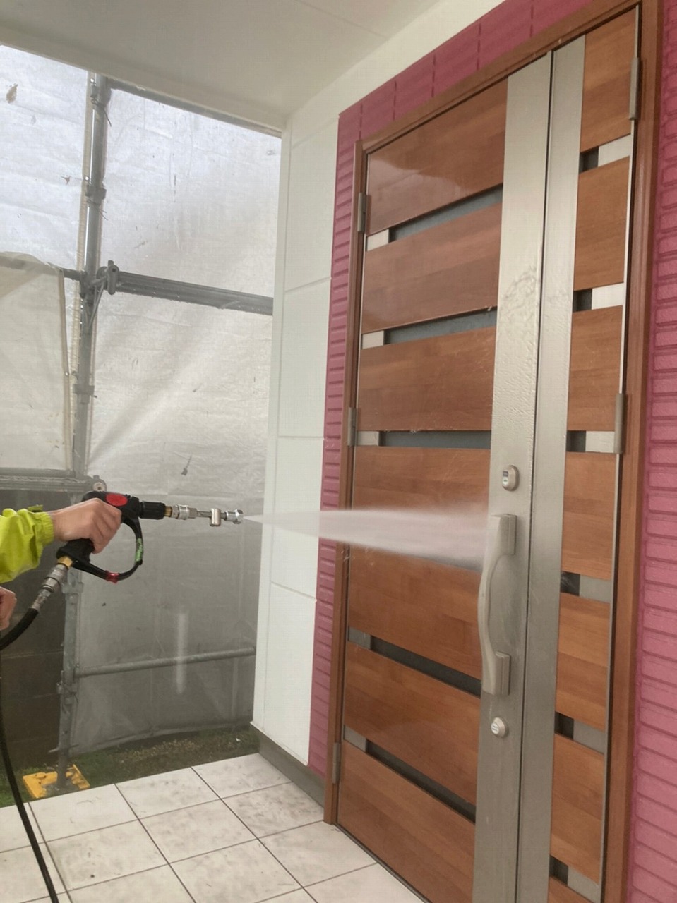 奈良市で外壁塗装前の洗浄作業中